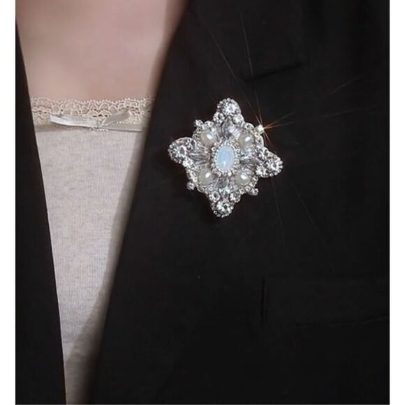 Beautiful Victorian Style Lapel Clip - Picture 2 of 7
